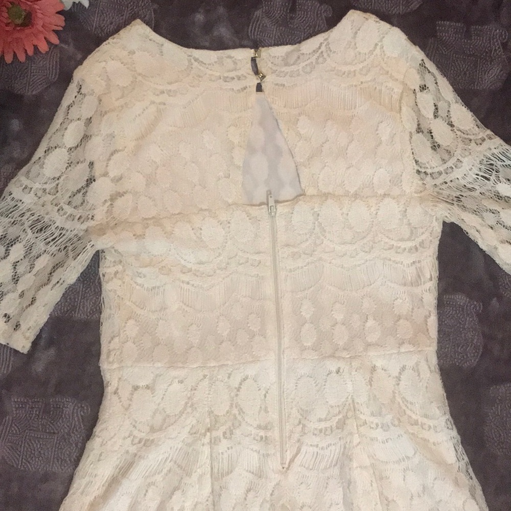 Lace dress - Picture 7 of 8